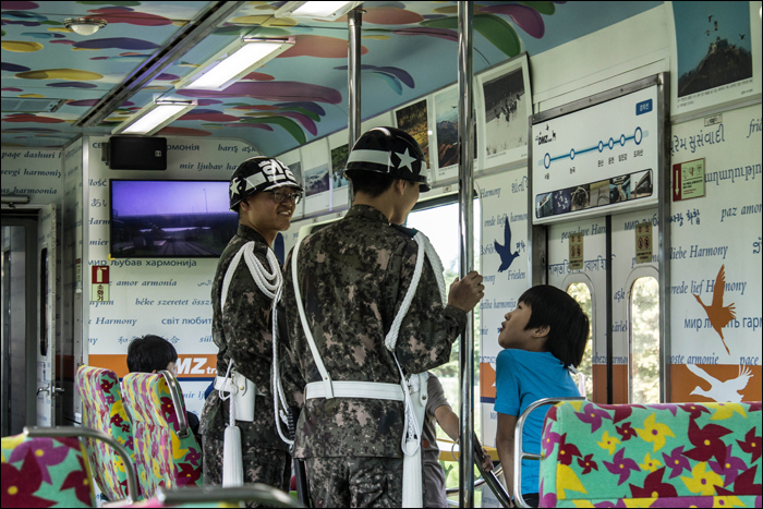 Imjingak és Dorasan állomások között dél-koreai katonák is kísérik a kirándulóvonat utasait. (Szemfüles olvasók némi magyar feliratot is észrevehetnek a háttérben.)