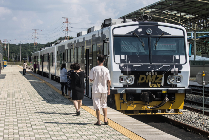 Korail 9000-es sorozatú DMU Dorasan állomáson. A Szöul és Phenjan között húzódó Gyeongui vonalon található állomás napjainkban főleg a demilitarizált zónába érkező turistákat szolgálja ki, ám a vám- és határellenőrzéshez szükséges infrastruktúrát is megtalálhatjuk, jóllehet, nemzetközi személyvonatokat itt azonban még várhatóan jó ideig nem fogunk látni.