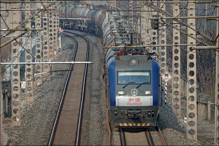 A még CNR Dalian által gyártott egyik HXD3-as sorozatú villanymozdony halad tehervonatával Zibo közelében.