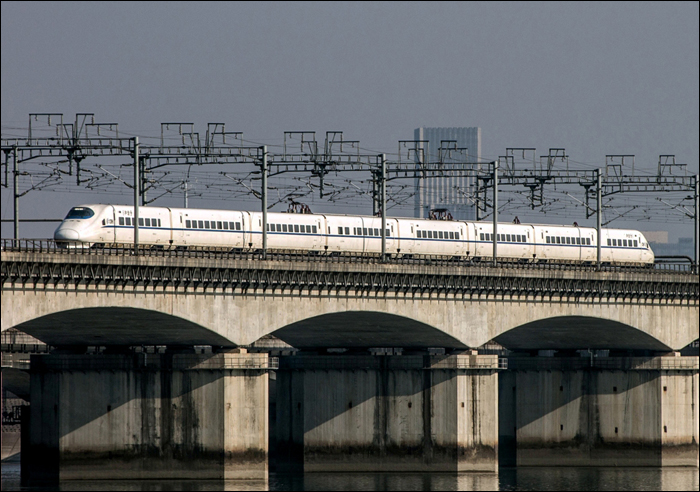 Az E2-es sorozatú shinkansen (egyik) helyi reinkarnációja, a CRH2A.