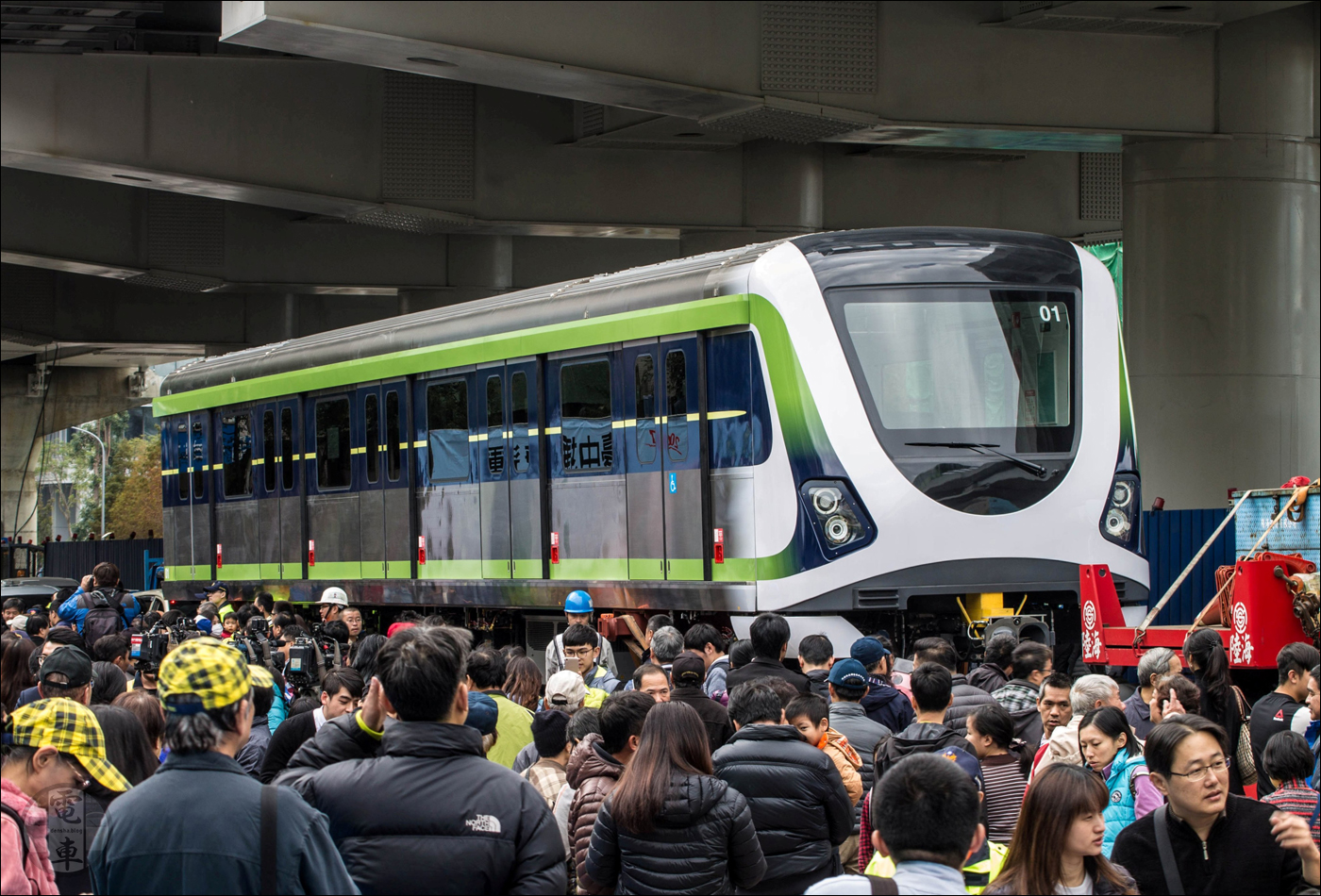 A Taichung Metro első járművének haknija Taichung belvárosában 2017 februárjában. Az idén immár 4 éves járművek a kelleténél tovább duzzasztották a hánytatott sorsú metróvonal költségvetését.