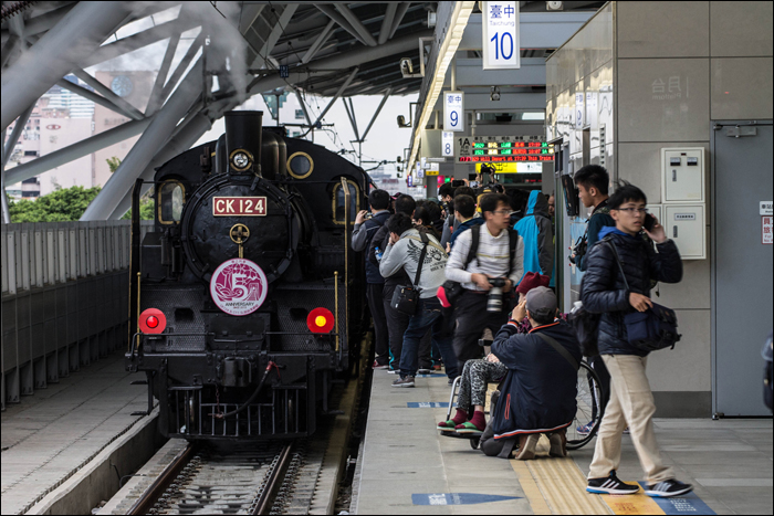 TRA CK124-es gőzmozdony várakozik a 2017. március 25-i kirándulóvonatával Taichung állomáson.