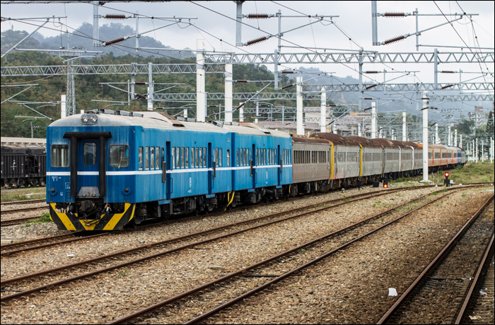 Előtérben a TRA DR2510-es sorozatának két legyártott darabja, melyeket selejtezett DR2700-as DMU-k és egyéb személykocsi követnek.