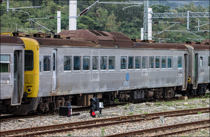 TRA DR2700-as sorozatú DMU egy kocsija Taitung (台東, táidōng) állomásán. A rozsdamentes acélból készül járművön remekül megfigyelhetjük a Budd-féle járművek jellegzetes, bordázott oldallemezeit.