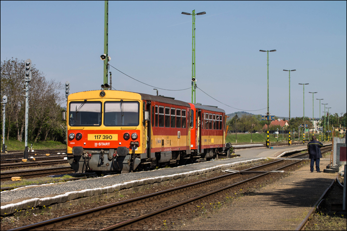 停在陶波爾曹（Tapolca）車站的117形（舊Bzmot形）柴聯車，由捷克斯洛伐克Vagónka Tatra Studénka製造。