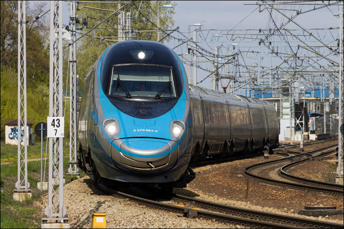 A CRH5A egyik európai testvére, a lengyel ED250-es sorozat egy tagja halad Modlin közelében Warszawa – Centralna pályaudvar felé.