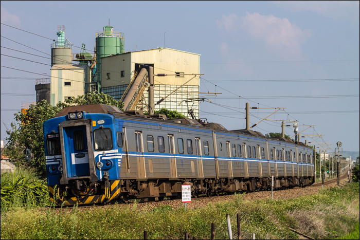 TRA EMU500-as sorozatú személyvonat (elővárosi vonat?) halad Dadu megálló közelében.