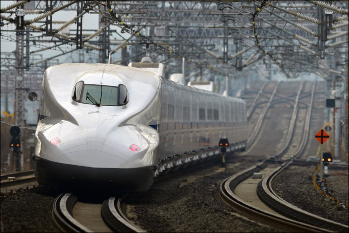 A nemrég selejtezett X0-s jelű N700A sorozatú shinkansen, egy fiatalabb, 2008-ban készült társa halad Maibara közelében Osaka felé.