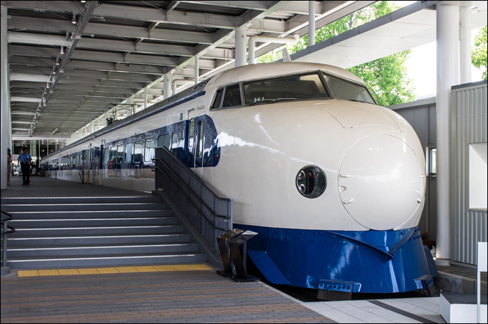 A JNR (Japanese National Railways) legendás, 0-s sorozatú shinkansen egy tagja tölti napjait a 2016-ban megnyitott Kiotói Vasúti Múzeumban.