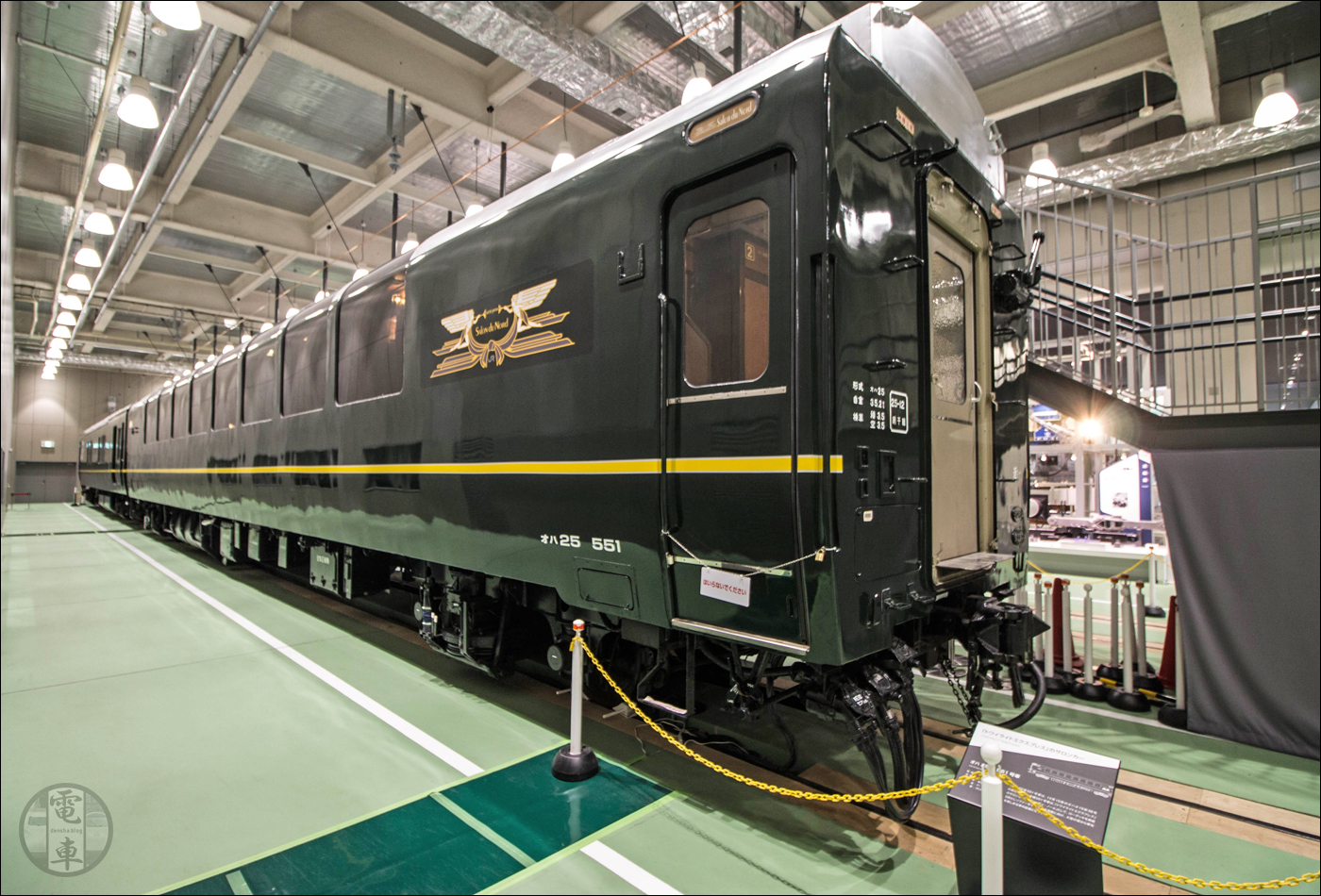 A „Twilight Express” OHa 25-ös szalonkocsija (előtérben) és KaNi 24-es sorozatú generátorkocsija.
