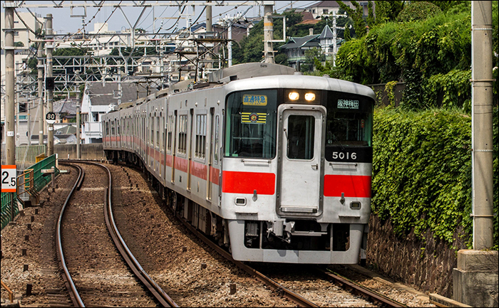 A Sanyo Railway 2. szériás 5000-es sorozatú gyorsvonata halad Sanyo-Shioya (塩谷) közelében Umeda felé.
