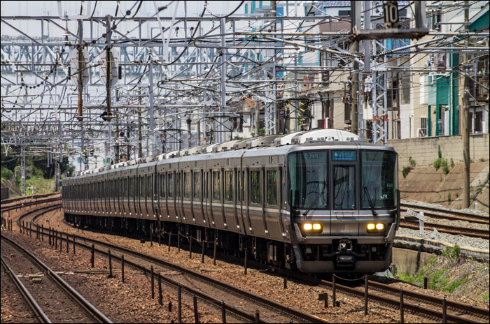 A JR West 223-as sorozatú járművek (és ezek alsorozatai) jelentik a leggyakoribb látványt a Kansai-régióban valamint a Biwa-tó partjainál. Az „új sebesvonatra” (新快速, shin kaisoku) keresztelt járatok lényegesen kevesebb megállót érintenek mint sebes- (快速, kaisoku) vagy személyvonati (普通, futsū) társaik, ám felárat, az „A Seat” kocsik kivételével, ezen járatok egyikére sem kell fizetni.