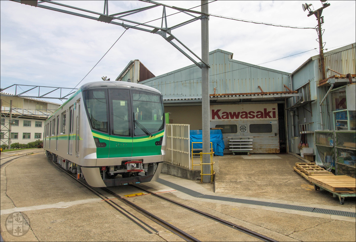 A Tokyo Metro egyik 16000-es sorozatú motorvonatának vezérlőkocsija a Kawasaki kobei gyárának udvarán.