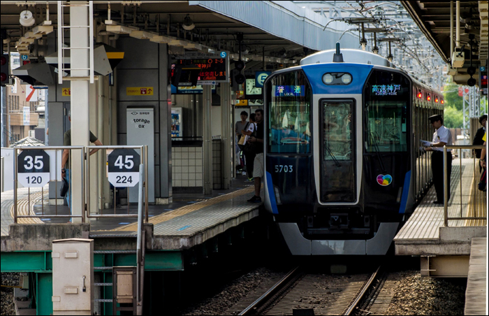 Hanshin 5700-as sorozatú motorvonat várakozik Amagasaki állomásán.