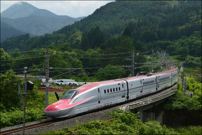 JR East E6-os sorozatú shinkansen halad Akabuchi megálló közelében Tokyo felé.