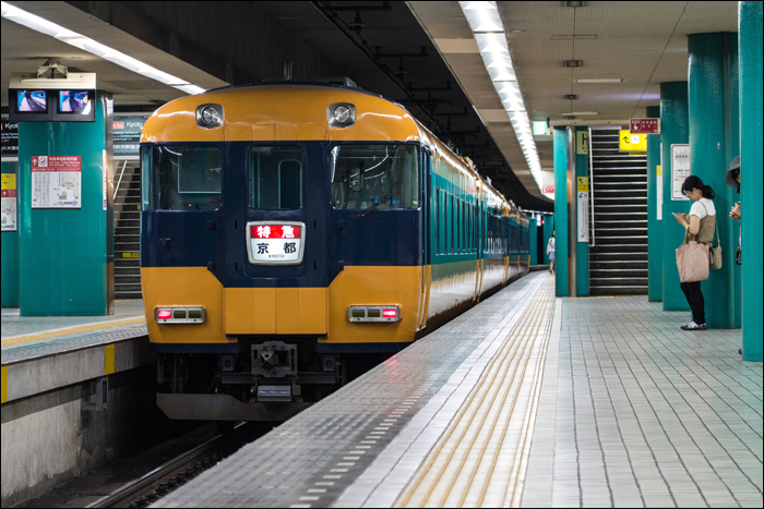 Kintetsu 12200-as sorozatú „Snack Car” (スナックカー, sunakku kā) >Kintetsu-Nara (近鉄奈良) állomáson.