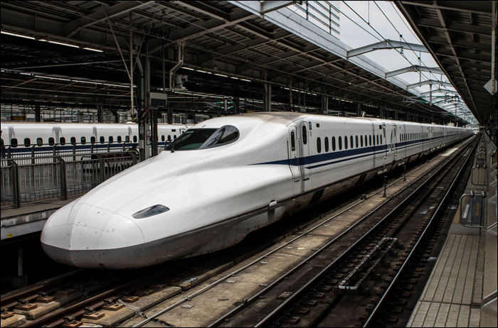 JR Central N700A sorozatú shinkansen Shin-Osaka állomáson. A képen látható, G28-as megjelölést viselő, Nippon Sharyo gyártmányú jármű 2016. augusztus 30-án került először bevetésre.