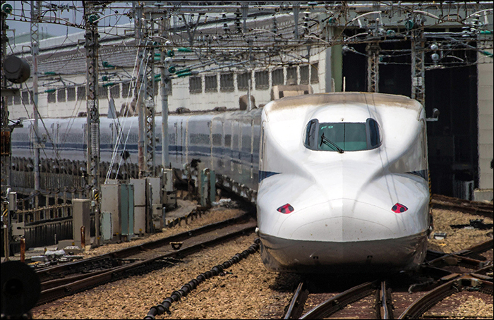 JR West N700A sorozatú shinkansen indul Shin-Osaka állomásról Hiroshima felé.