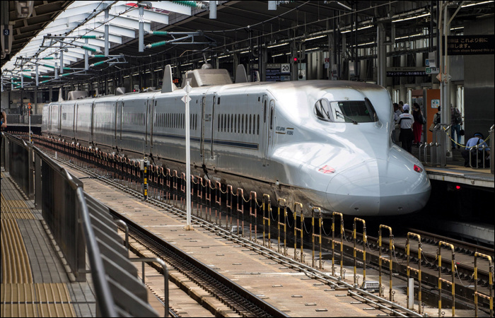 8 kocsiból álló, JR West / JR Kyushu N700-as sorozatú shinkansen Shin-Osaka állomáson. A két társaság járművei műszaki szempontból mindenben megegyeznek, különbségeket csupán a jelölésben találhatunk.