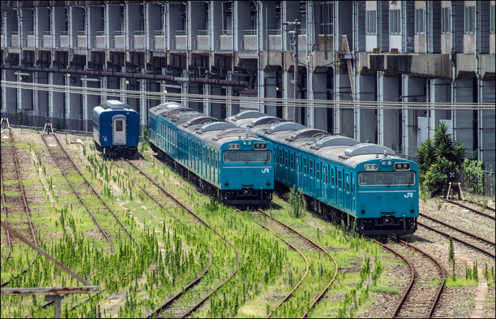 JR West 103-as sorozatú, a JNR kék szín 22-es árnyalatával (RGB: 0, 133, 158) felszerelt motorvonatok töltik szabadidejüket a Shin-Osaka mellett található Miyahara járműtelepen. Ehhez hasonló festésű járművekkel pl. a Hyogo és Wadamisaki között húzódó Wadamisaki mellékvonalon, a Hanwa, vagy akár a JR East Keiyo vonalán is találkozhattunk.