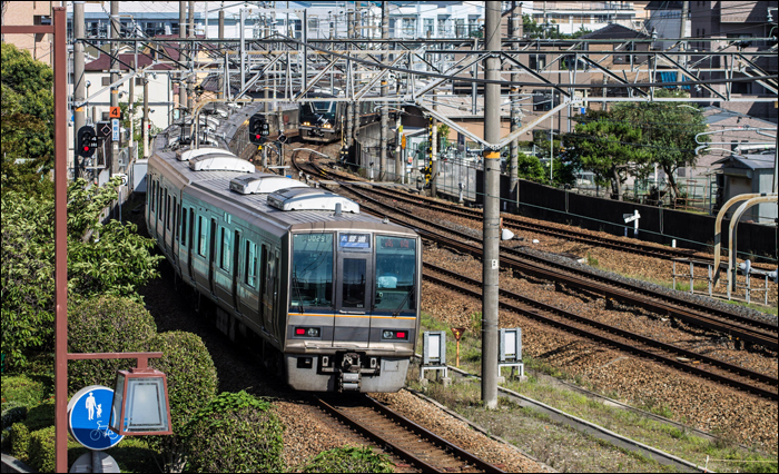 JR West 321-es sorozatú motorvonat indul Kawanishi-Ikeda állomásról Osaka és Takatsuki felé.