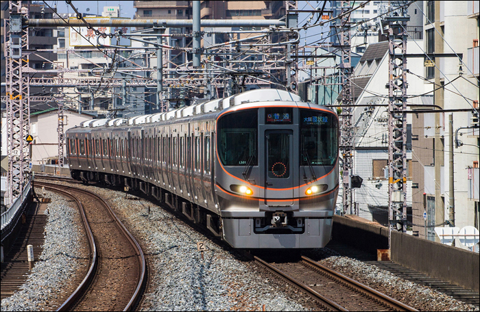 JR West 323-as sorozatú EMU közeledik az osakai vasúti körgyűrűn található Fukushima megállóhoz.