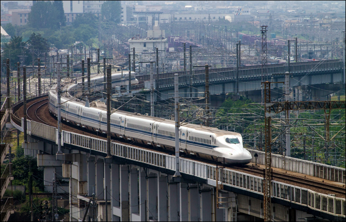 JR Central N700A sorozatú shinkansen érkezik Okayama állomásra Hakata felől.