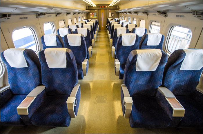 JR West 700-7000-es sorozatú „Hikari Rail Star” shinkansen helyjeggyel igénybevehető utastere.