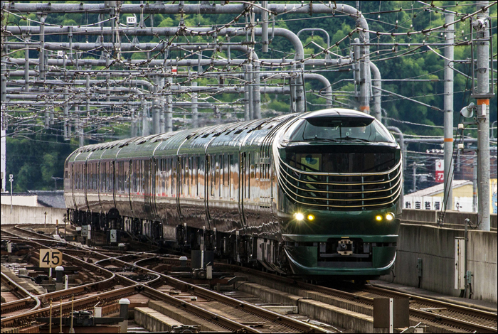 A JR West 87-es sorozatú „Twilight Express Mizukaze” motorvonata érkezik Fukuchiyama állomására.
