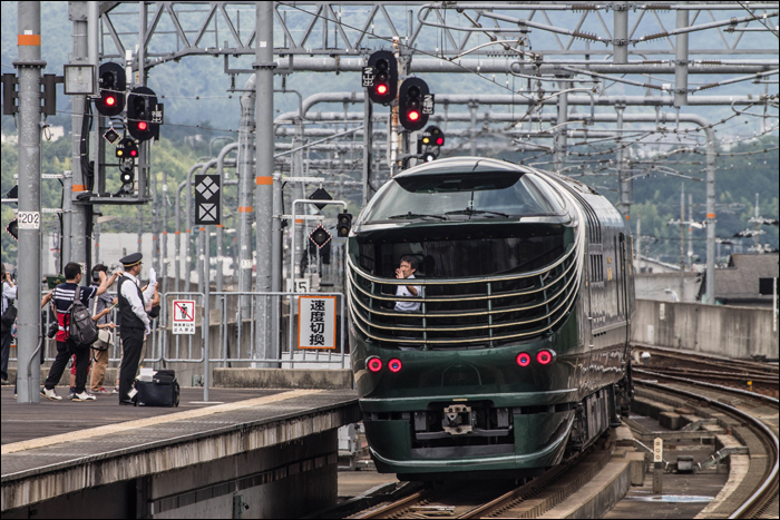 Fukuchiyama állomás személyzete és néhány vasútbarát búcsúzik a távozó Twilight Express Mizukaze utasaitól.