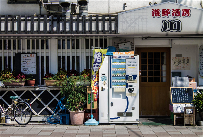 A Hankyu vasúttársaság kedvezményes jegyeit (格安きっぷ, kakuyasu kippu) terítő automata Mikuni állomás közelében. A képre kattintva elérhető az automata „menüje” közelebbről.