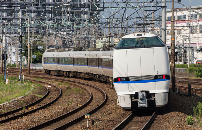Az Osaka és Kyoto között közlekedő számos gyorsvonat közül az egyik leggyakoribb látvány a JR West 681-es sorozatú „Thunderbird” (サンダーバード, sandābādo) járat, mely Kyoto után a Kosei és Hokuriku vonalakon keresztül éri el végállomását Kanazawában.