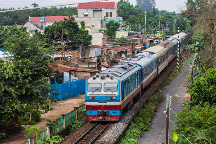 D19E.1 érkezik Long Khánh városába a Saigon – Phán Thiet viszonlatú SPT2 számú vonattal.