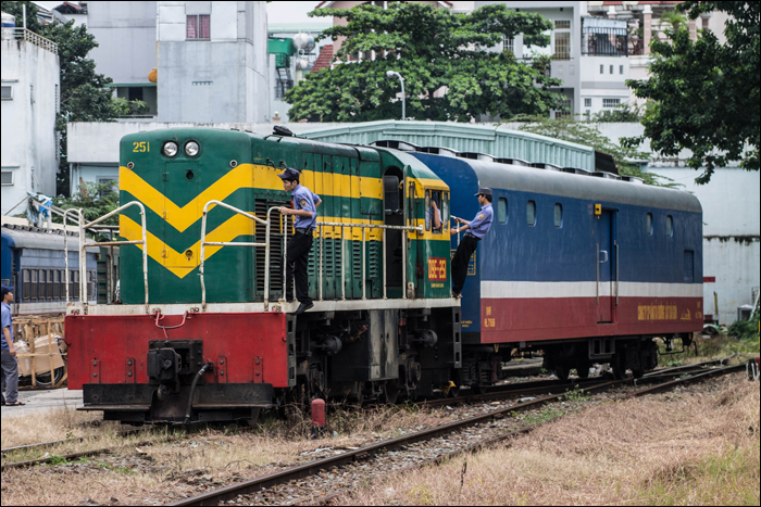 DSVN D9E rendezgeti a nagyobb áruk szállítására rendszeresített HL jelű teherkocsik egyikét Saigon pályaudvarán.