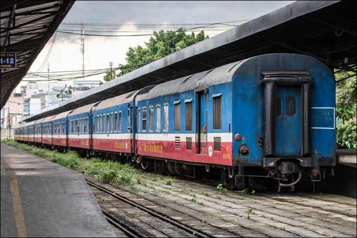 A Hanoi felé tartó SE2 számú vonat szerelvénye Saigon pályaudvarán.