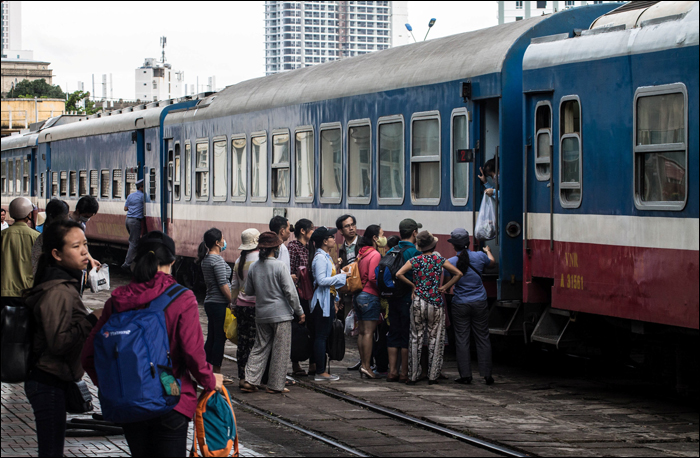 A Nha Trangból induló utasok már alig várják, hogy elfoglalhassák helyeiket a Hanoi felé tartó vonaton.