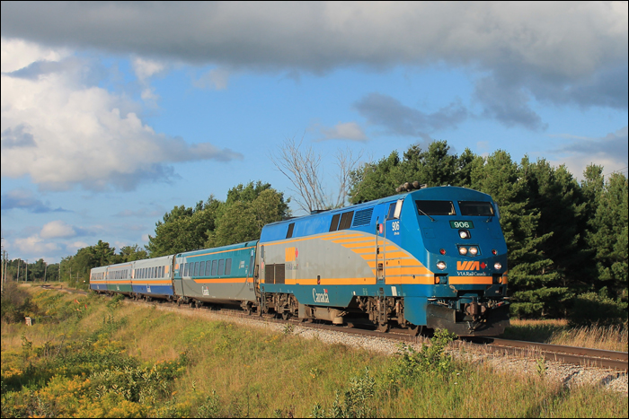 A VIA Rail 87-es számú, Toronto - Sarnia járata halad Guelph közelében. A 2001-es gyártmányú GE P42DC (EPA-42a) mögött 1984-es, Bombardier-féle „LRC Club”, illetve 1981 – 1984-es évjáratú „LRC Coach” személykocsik kaptak helyet.