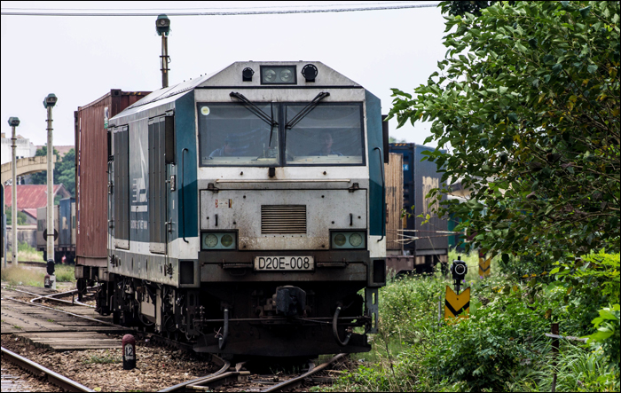 DSVN D20E (Siemens AsiaRunner) indul tehervonatával Hue állomásáról Hanoi felé.