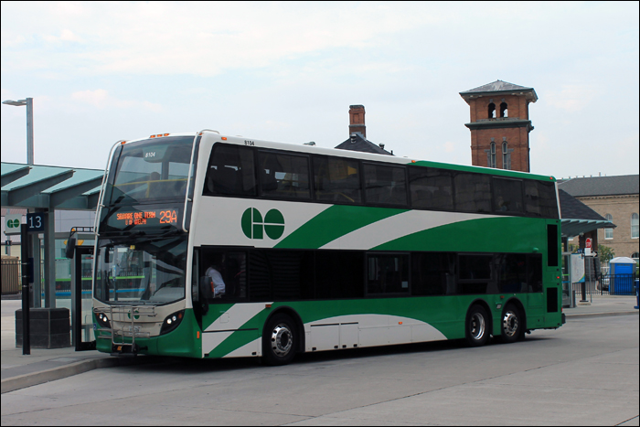 A GO Transit egyik Alexander Dennis Enviro500-as típusú járműve a guelph-i buszpályaudvaron.