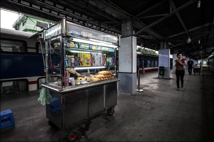 Bánh mì árus a saigoni vasútállomás peronján. A népszerű szendvicseket általában 10-20000 dongért (120 – 245 forint) szerezhetjük be.
