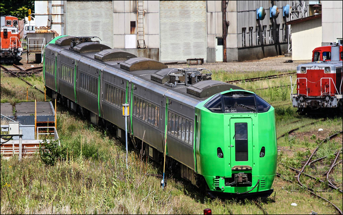 JR Hokkaido 789-es sorozatú EMU a sapporoi Naebo járműtelepen 2016 őszén.