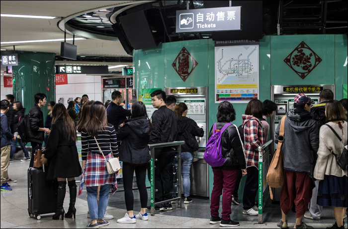 Népek sorakoznak jegyeikért Luo Hu állomáson.
