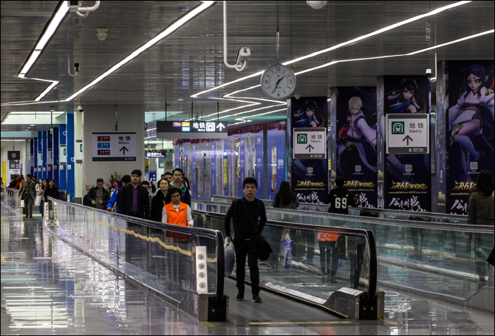A 2015-ben átadott Futian (福田, fútián) állomás már a kínai oldalon található és Shenzhen-Északi(深圳北, shēnzhènběi) pályaudvar előtt a legnagyobb közlekedési csomópont is. A hongkongi nagysebességű vasút átadását követően a Shenzhen belvárosában található állomás mindössze 14-15 perc alatt elérhetővé válik, jelentősen csökkentve a menetidőt a korábbi, MTR East Rail Line-on tett utazáshoz képest.