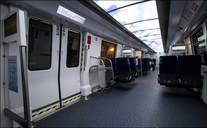 A Shenzhen Metro 11-es vonalán közlekedő járművek első osztályú, „business class” kocsijának utastere.