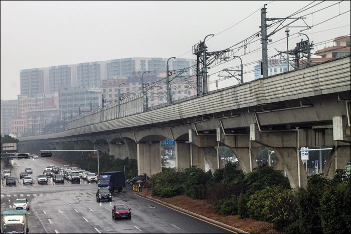 A Shenzhen Metro 11-es vonalának magasvezetésű szakasza Qiaotou (桥头, qiáotóu) állomás közelében. A hálózaton efféle, 1500V egyenfeszültségű felsővezetékes, és ugyancsak 1500V egyenfeszültségű, de alsó tapintású harmadik sínnel villamosított vonalakat is találunk.