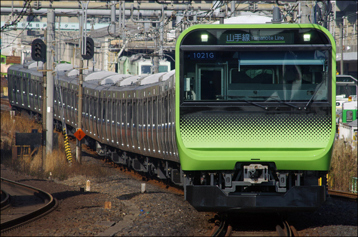 A Yamanote vonal legújabb járműve, a JR East E235-ös sorozat érkezik Nishinippori állomásra.