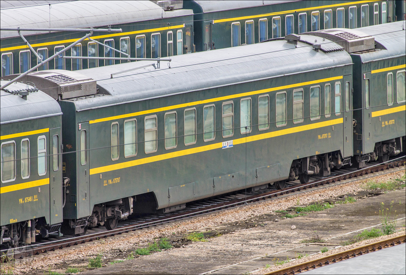 China Railways 25T sorozatú személykocsi. A 25,5m hosszú, 3,105m széles, 4,433m magas, legfeljebb 160km/h-val továbbítható kocsik 2004 óta állnak sorozatgyártásban, melyért a CRRC Sifang, a CRRC Nanjing Puzhen, a CRRC Tangshan, a CRRC Changchun és a Bombardier-Sifang felel. Hasonló, ám hermetikusan zárt, oxigénfejlesztőkkel is ellátott változatokat találhatunk a Lhasa felé közlekedő járatokban.