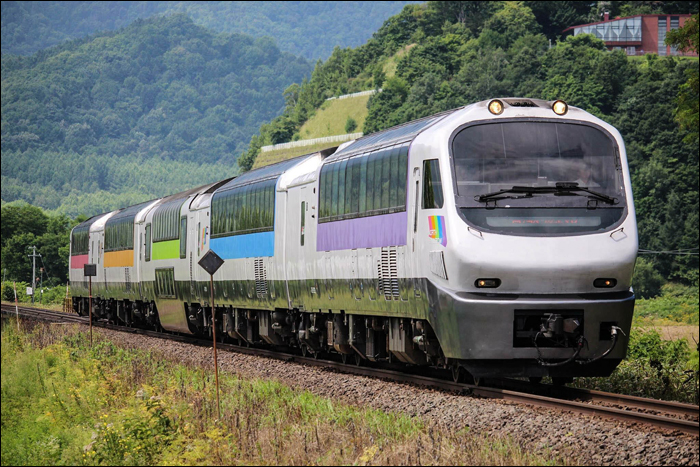 JR Hokkaido KiHa 183-5200-as sorozatú „North Rainbow Express” (tehát ez a jármű neve) által kiszolgált „Furano Lavender Express” (ez pedig a járat neve) érkezik Furanoba 2017 szeptemberében.