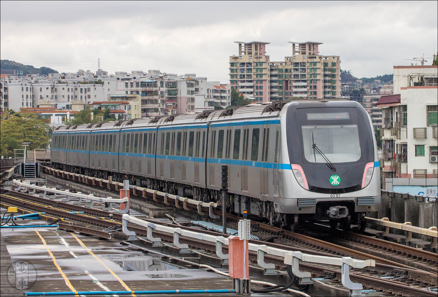 Shenzhen Metro „Puzhen B” sorozatú motorvonat indul Caopu (草埔, cǎobù) megállóból Shuanglong (双龙, shuānglóng) felé.