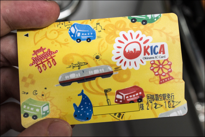 Az okinawai tömegközlekedésen, így a monorail mellett a buszokon is használható Okica kártyák egy példánya.